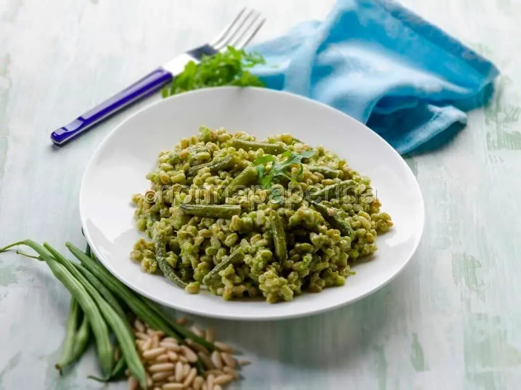 Farro al pesto di rucola e fagiolini, un primo per le giornate più calde