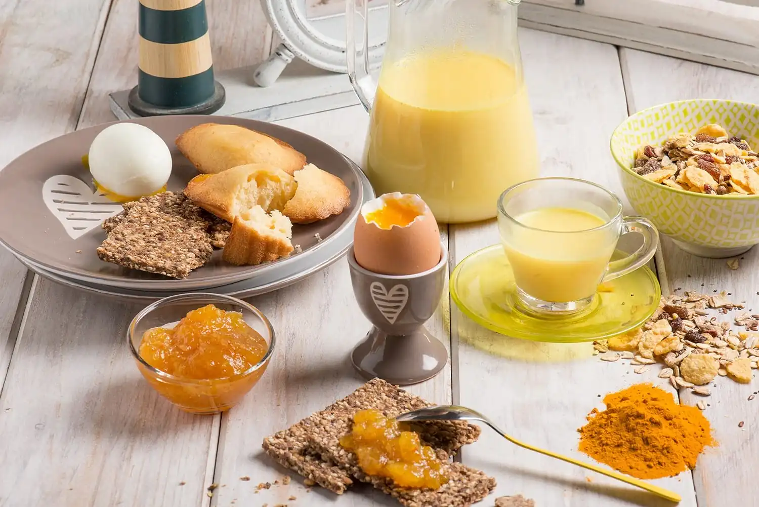 Fette biscottate con confettura di lamponi, golden milk e frollini con fonio 