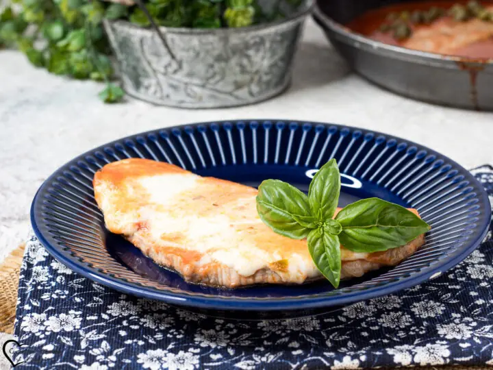 Fettine alla pizzaiola con mozzarella
