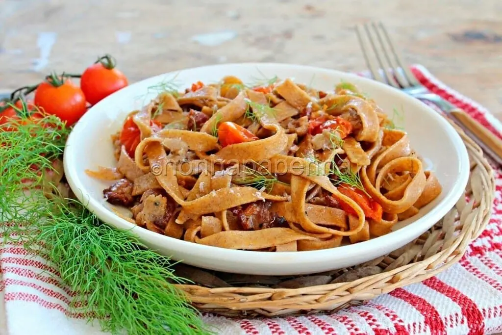 Fettuccine di lenticchie con salsiccia e pomodorini