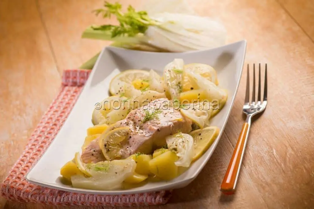 Filetto di salmone al forno con patate e finocchi: bontà e salute!