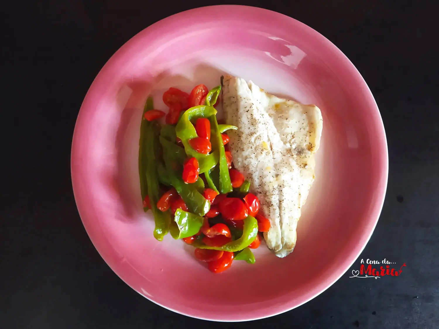 Filetto d’orata con peperoni e pomodorini