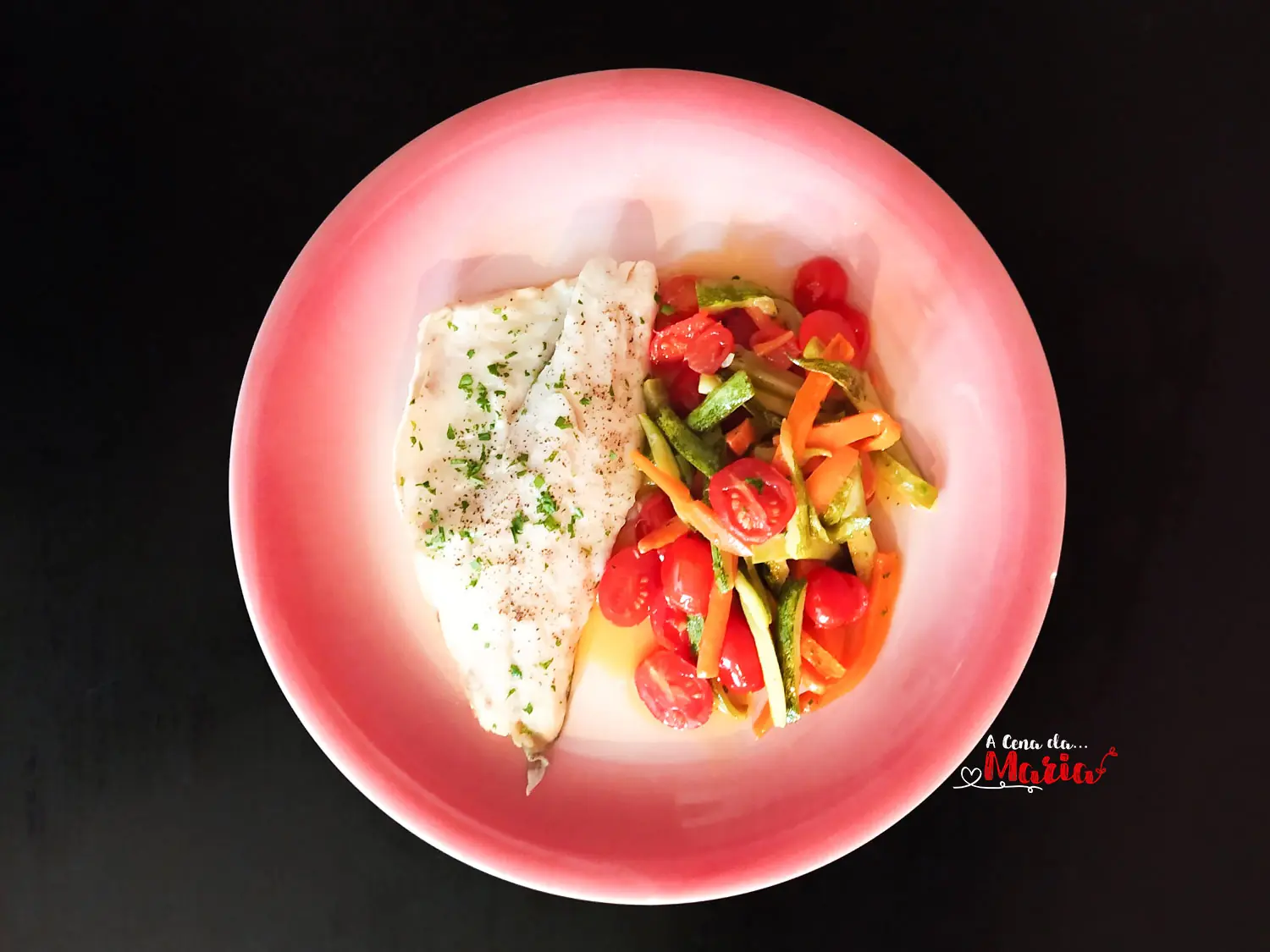 Filetto d’orata con zucchine, carote e pomodorini