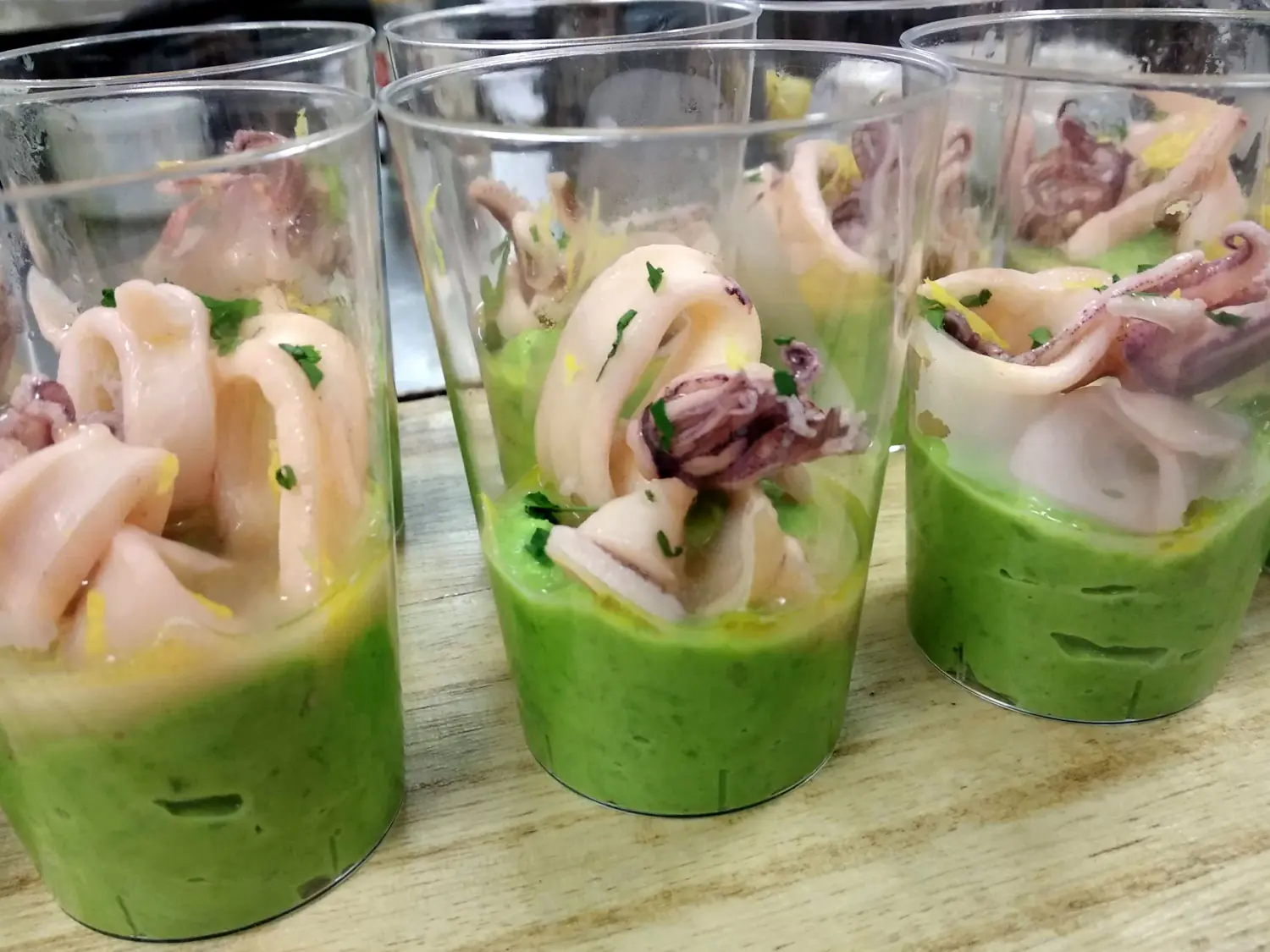 Finger food Calamari con purè di piselli