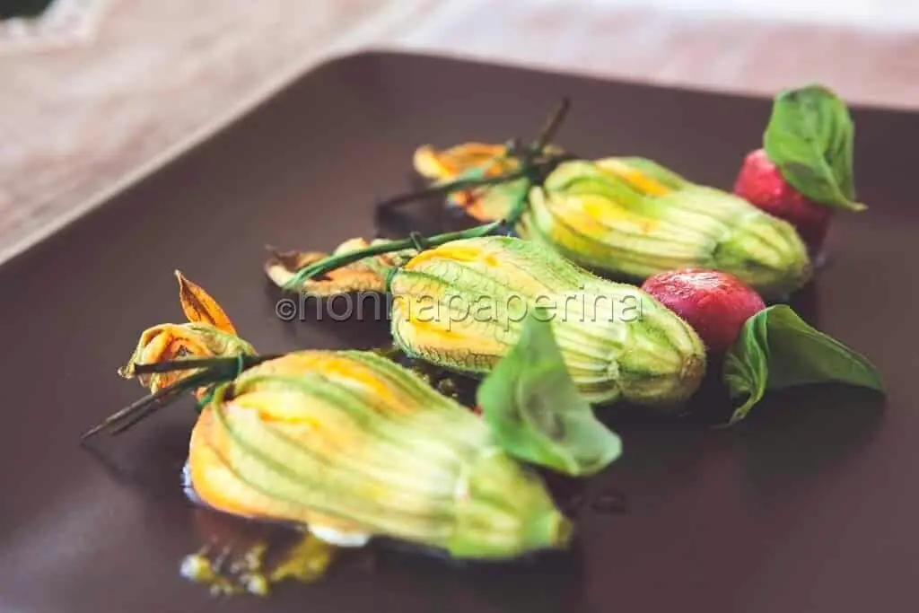 Fiori di zucca con farcia di formaggi: un piatto per tutti
