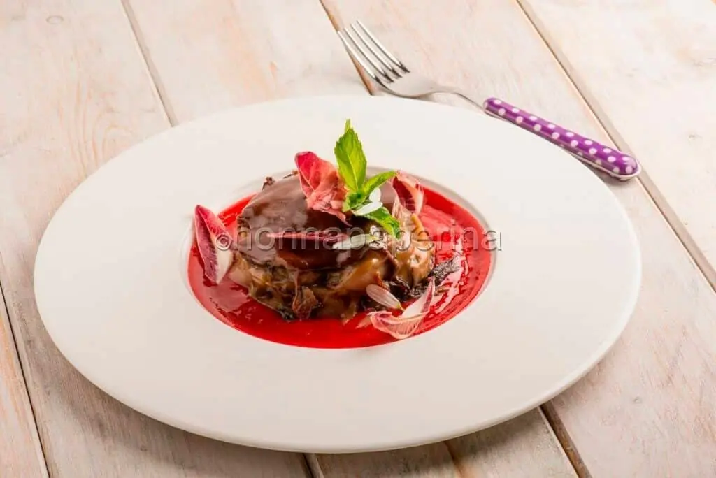 Flan di radicchio tardivo con scaglie di fondente in tavola