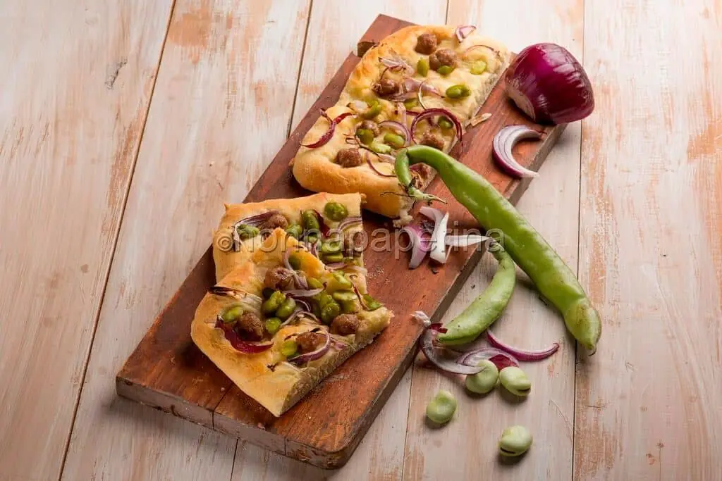 Focaccia con fave, cipolle e salsiccia per un pieno di gusto ed energia   