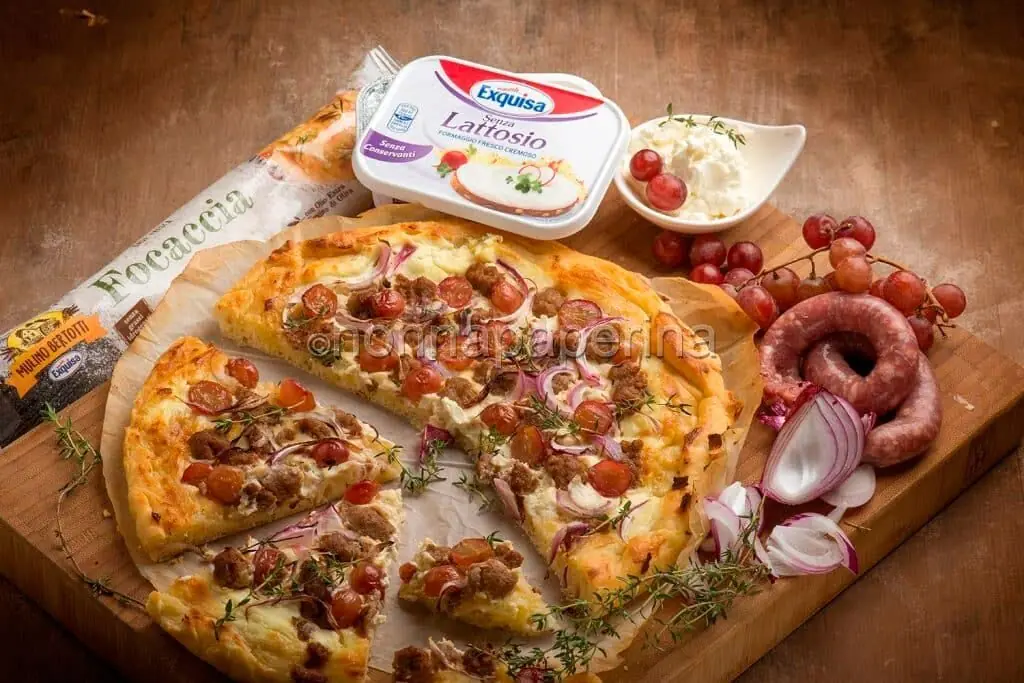 Focaccia con uva rosata e salsiccia: buona e senza lattosio