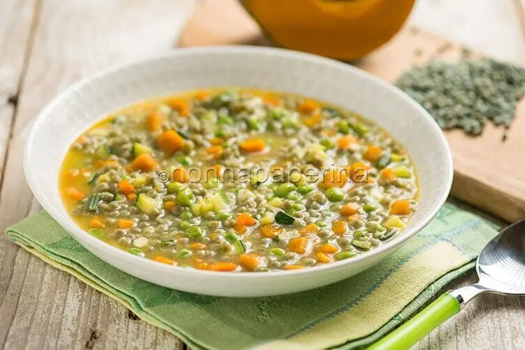 Fregola alla spirulina con verdure, una zuppa fantasiosa