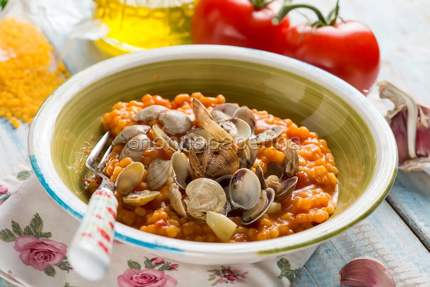 Fregola con le vongole, un primo tra mare e terra