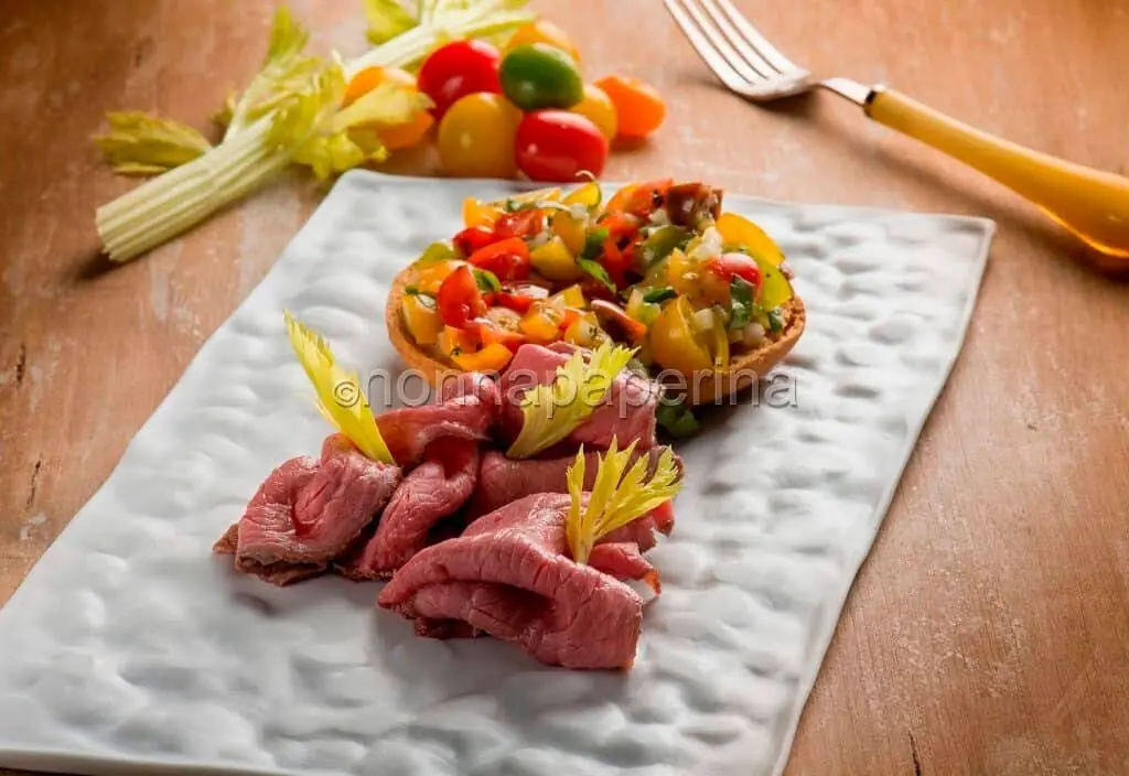 Friselle al pomodoro con roast beef al fieno: semplicità in tavola