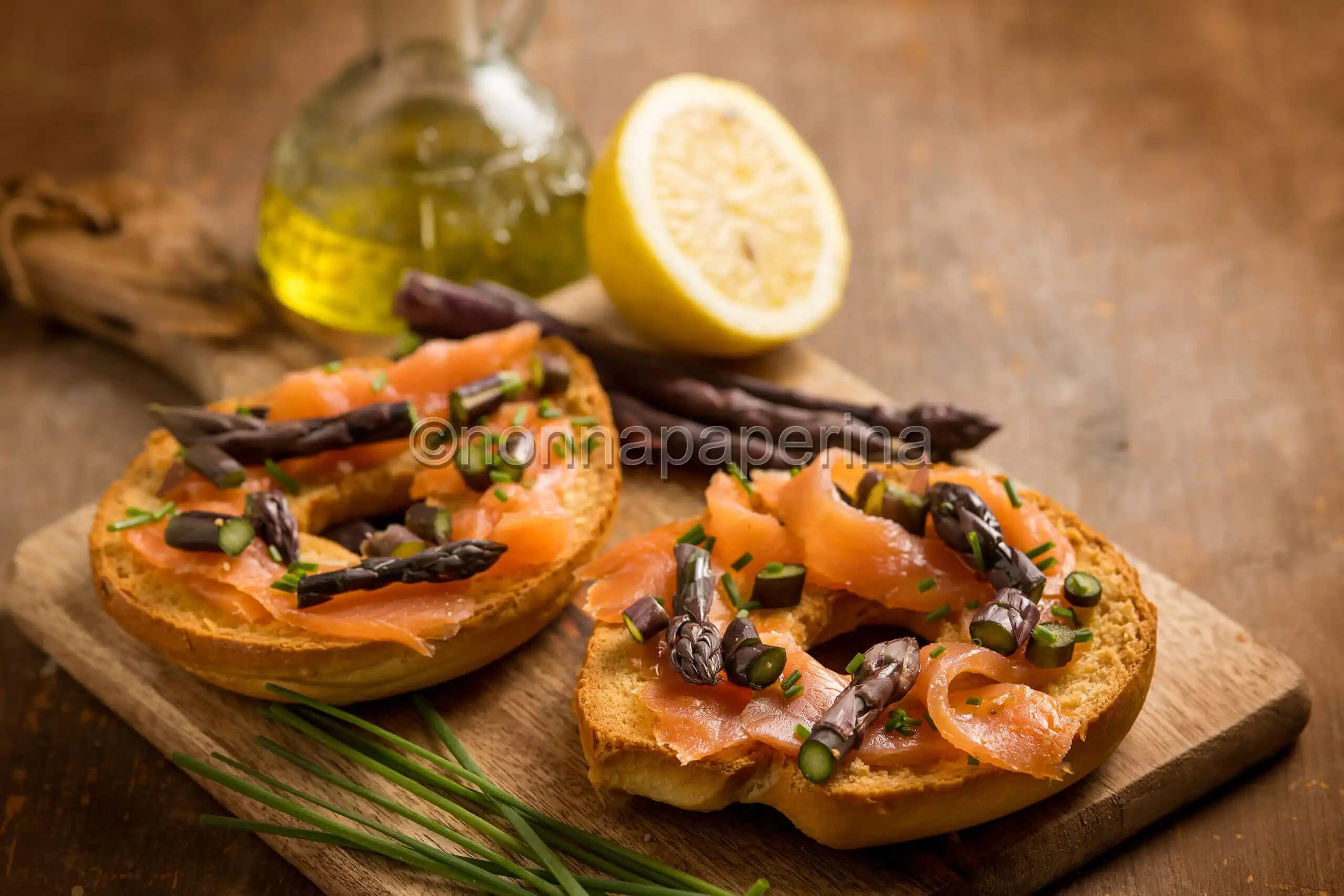 Friselle pugliesi con asparagi viola e salmone, una delizia!