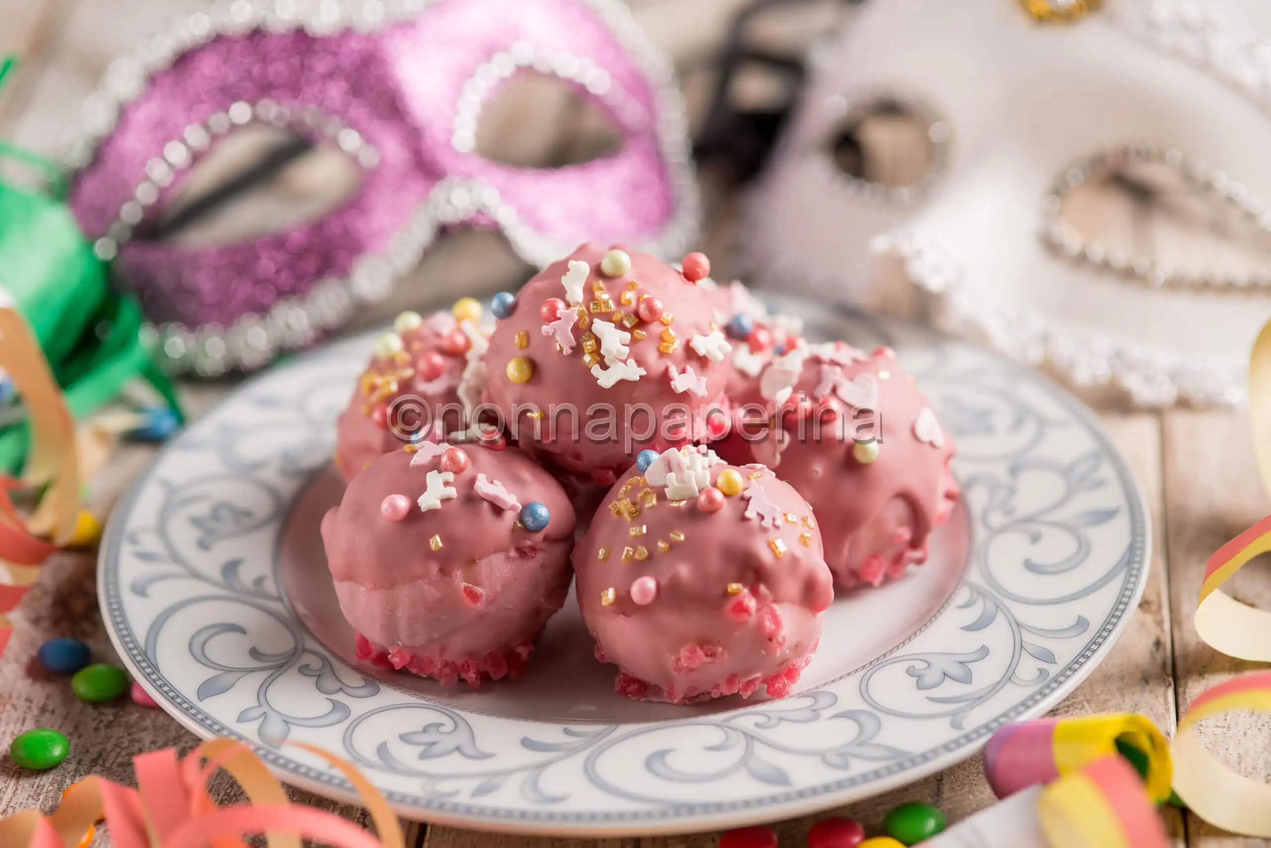Frittelle al cioccolato ruby con gianduia per Carnevale