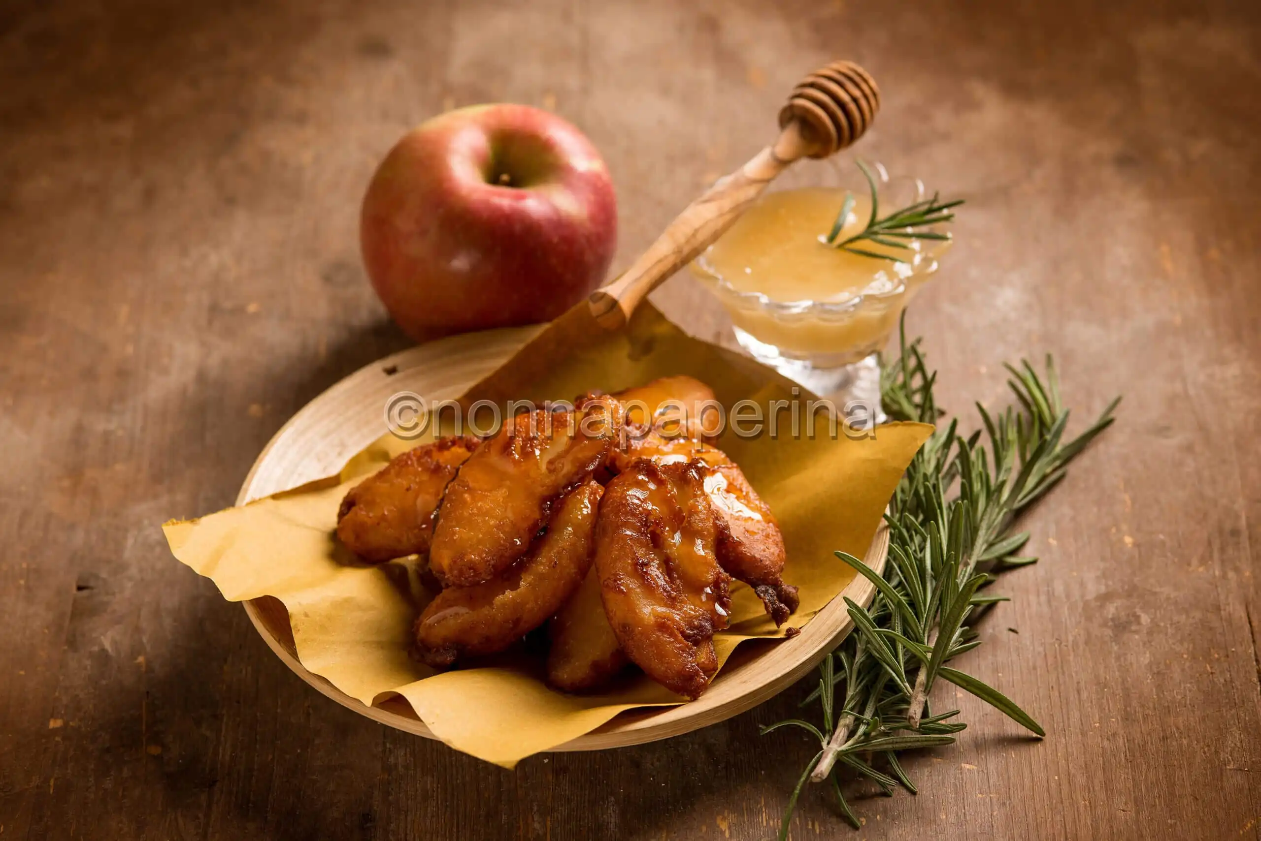 Frittelle alle mele gluten free con miele profumato al rosmarino