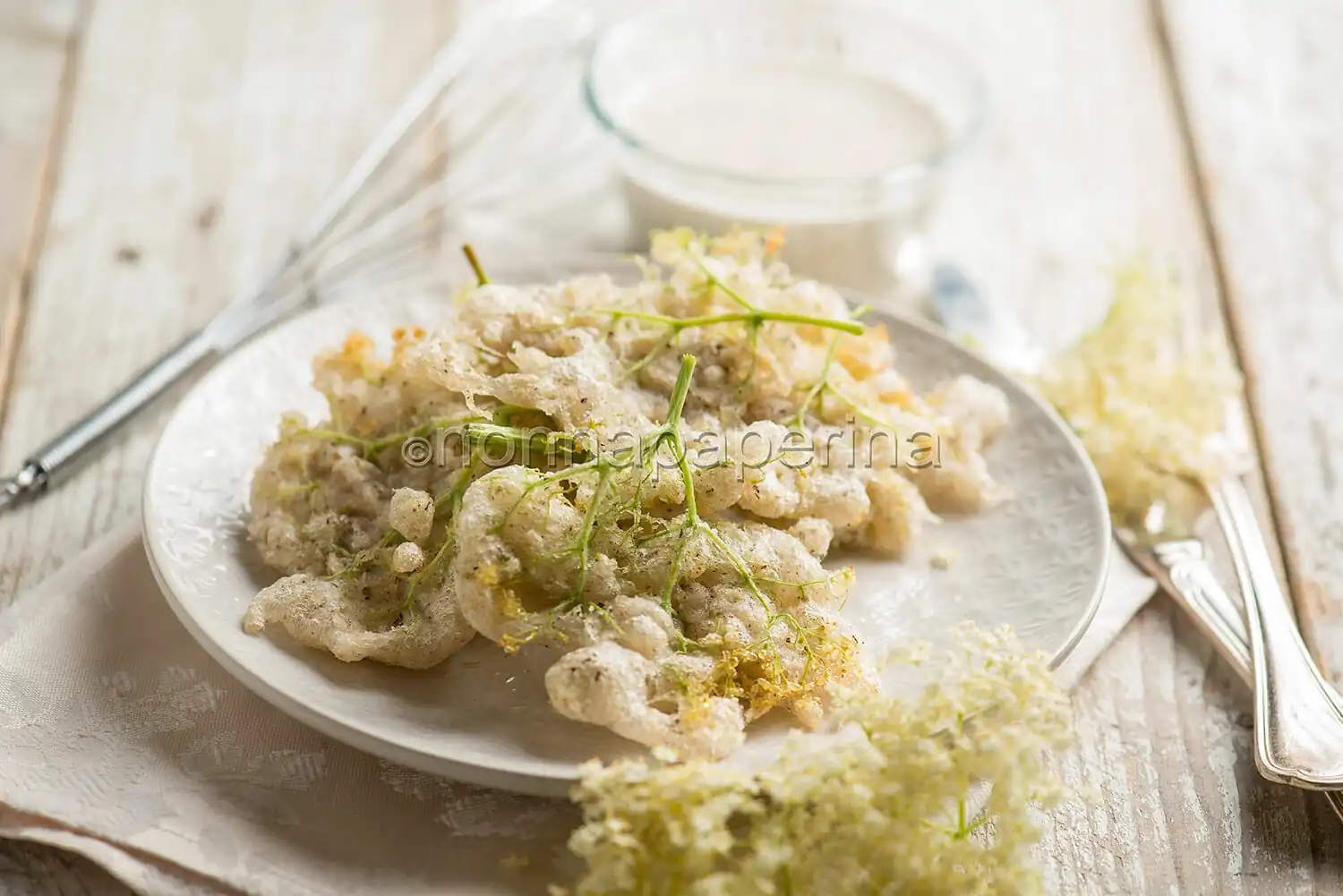 Frittelle con fiori di sambuco, una variante aromatica