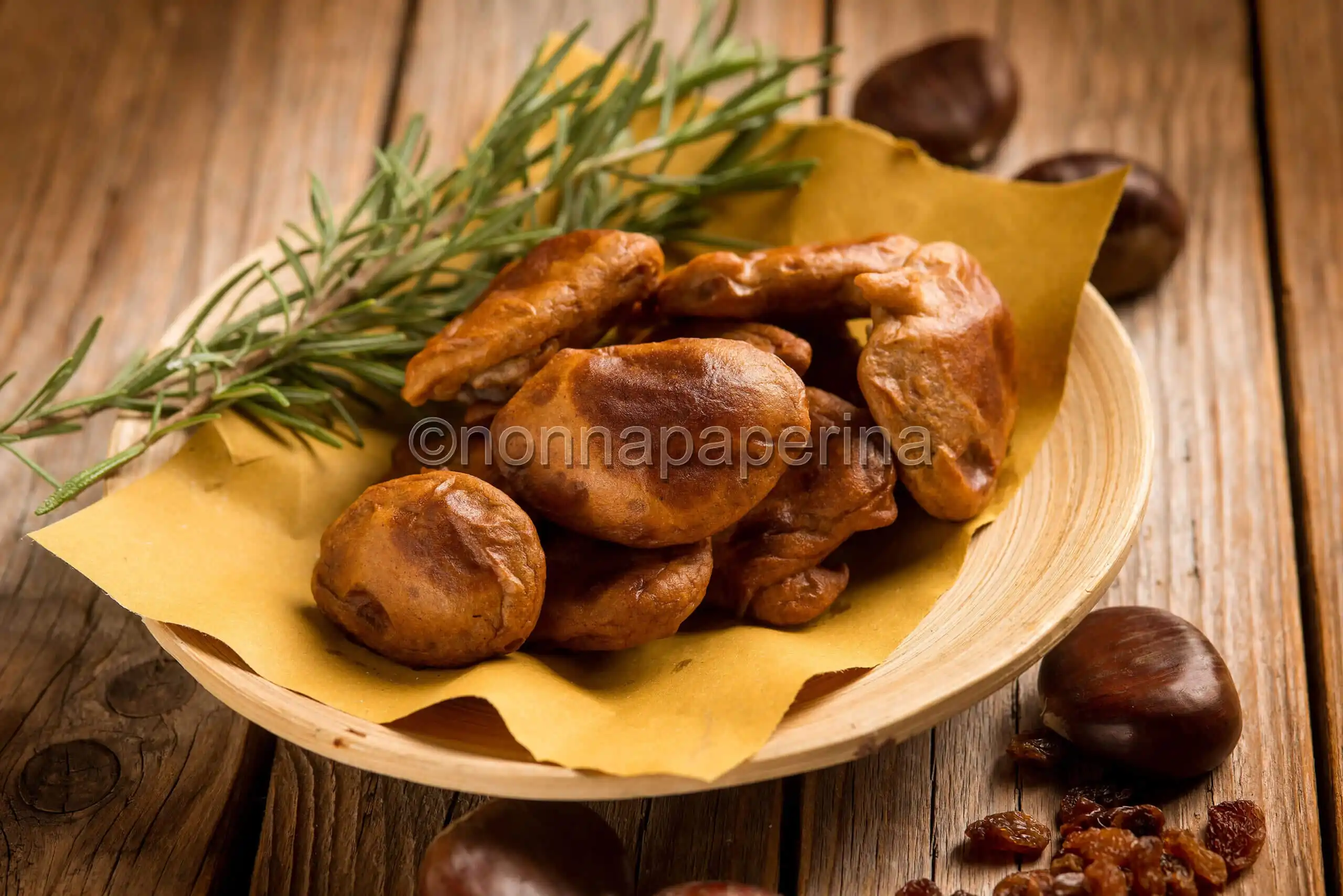 Frittelle di farina di castagne, uvetta, pinoli e rosmarino