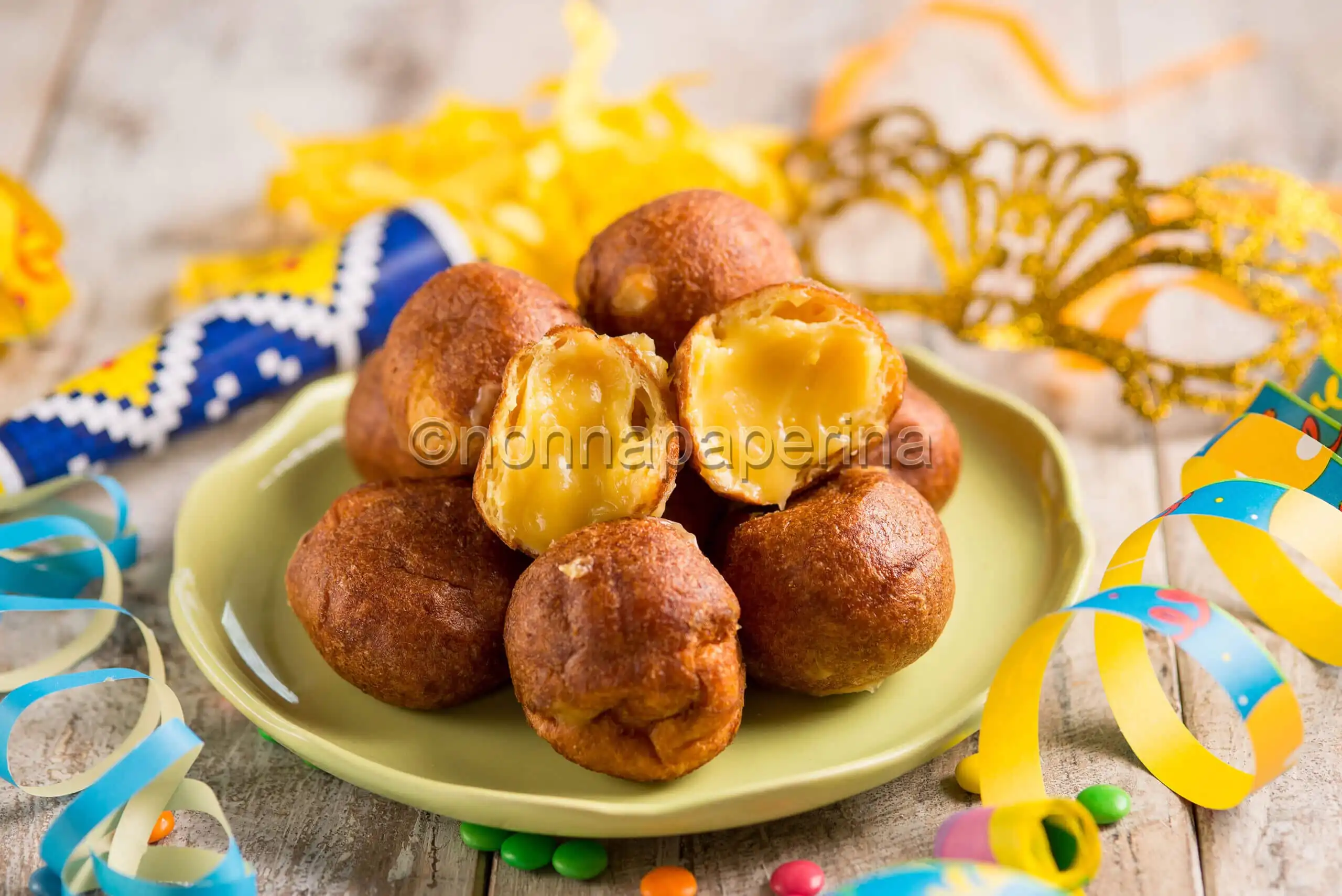Frittelle dolci alla crema pasticcera per un Carnevale unico