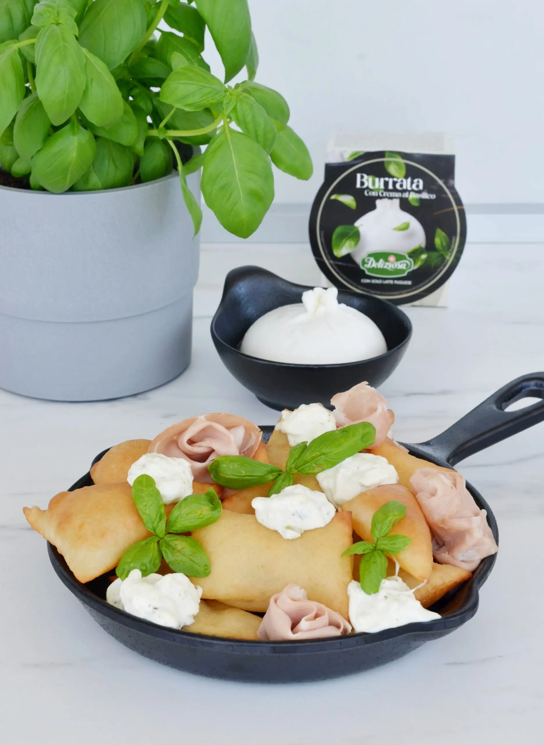 Frittelle (pasta fritta) con burrata alla crema di basilico e mortadella