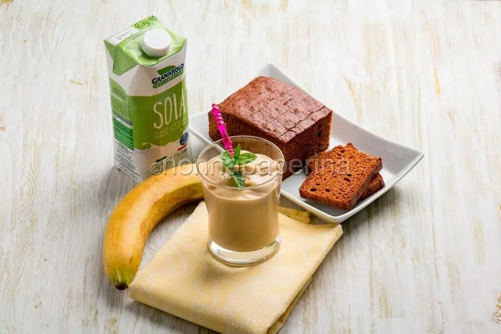 Frullato al pan di spezie, banana, avocado e latte di soia