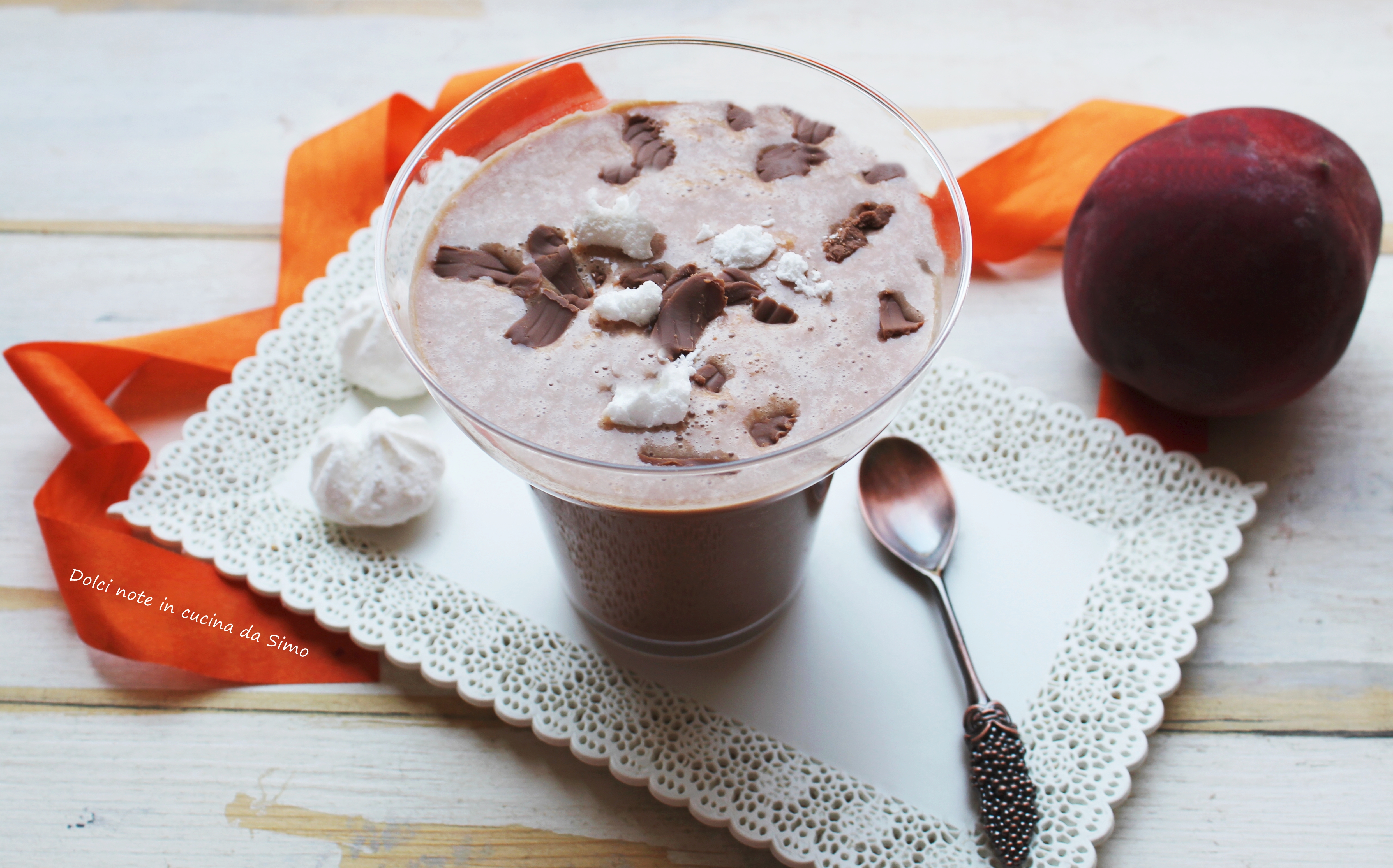 Frullato alla pesca cioccolato e meringhe
