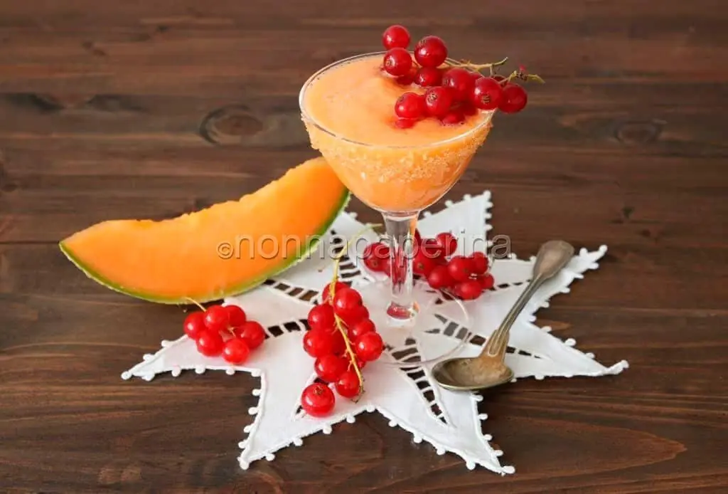 Frullato con bacche di ribes rosso e melone cantalupo
