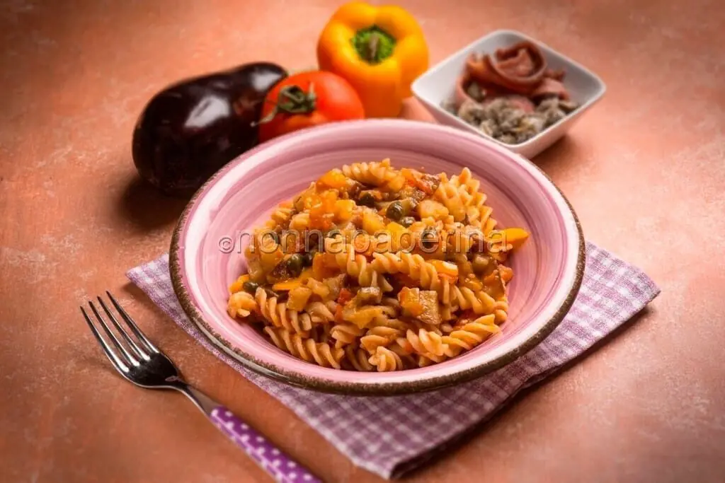 Fusilli con melanzane e acciughe, spazio ai sapori forti