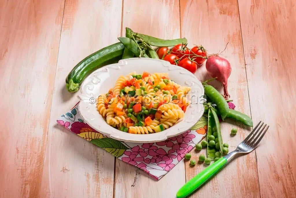 Fusilli con mix di verdure primavera: un primo piatto super gustoso!
