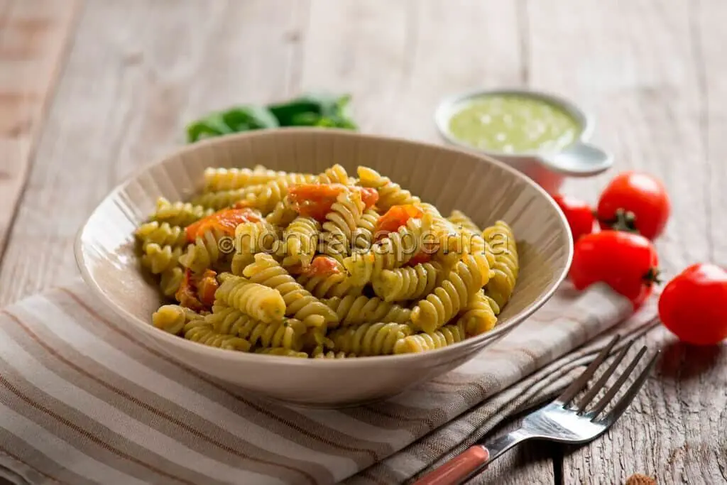 Fusilli con pesto e mandorle, un piatto pronto in 10 minuti