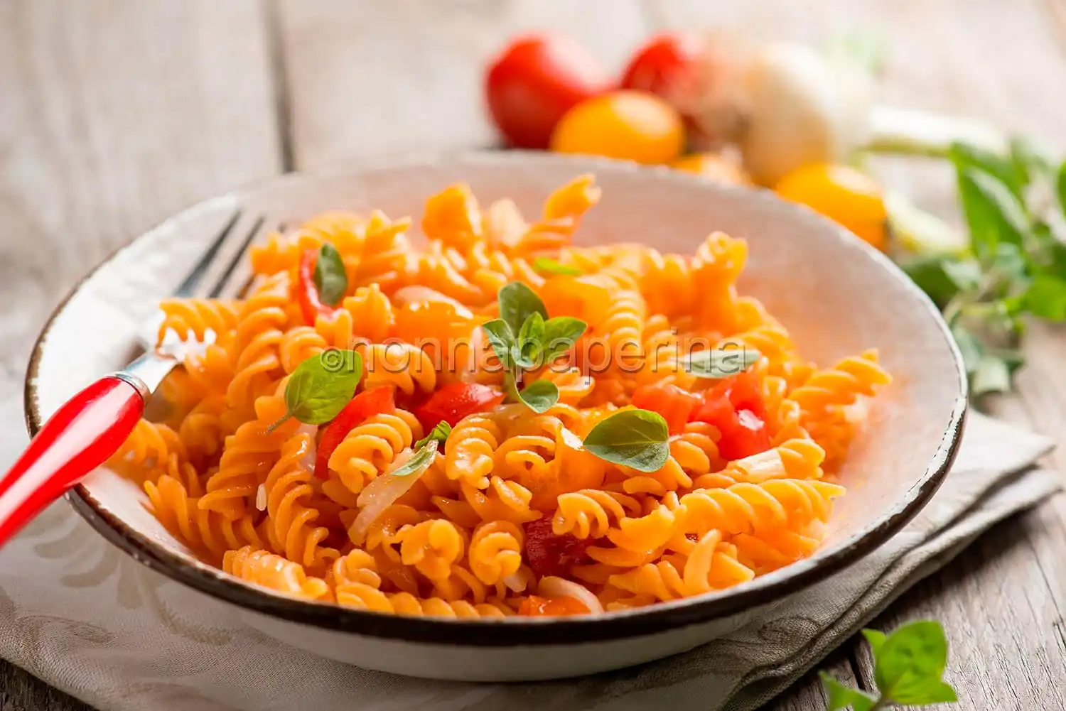 Fusilli di lenticchie rosse con cipollotti, colorato e saporito