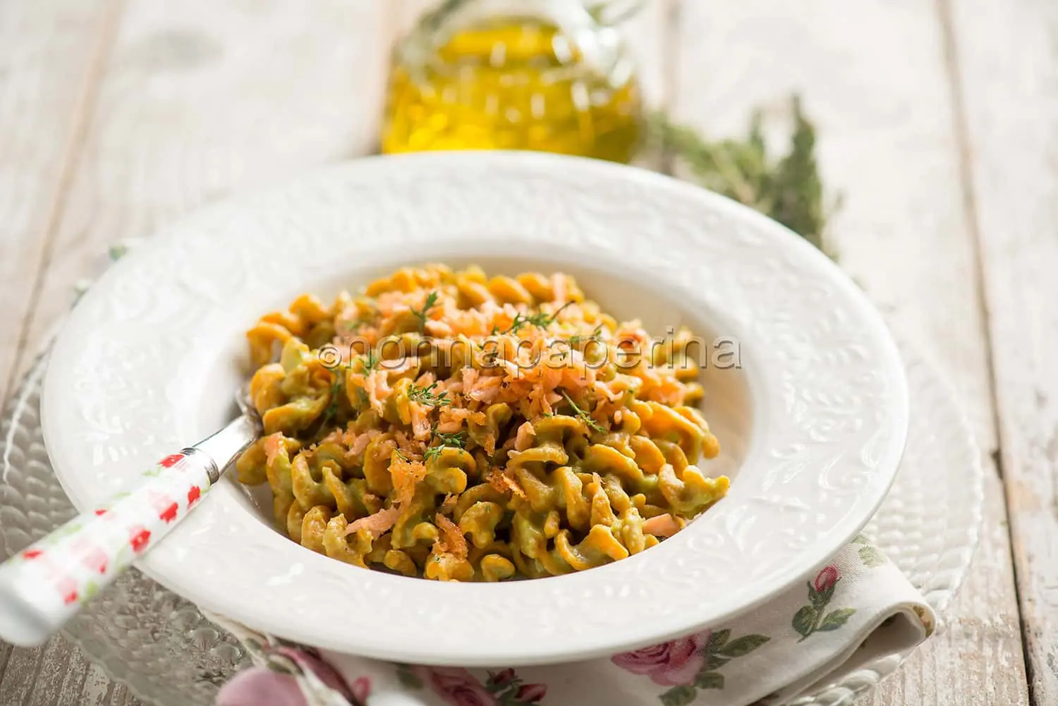 Fusilli integrali con crema di fave e trota salmonata croccante