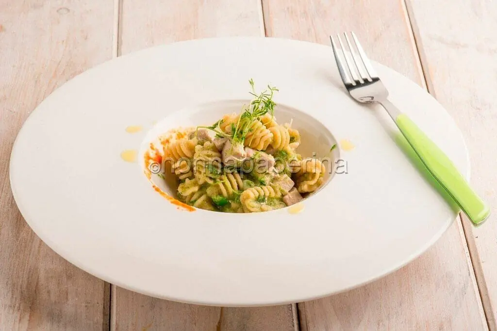 Fusilli integrali con pesto di zucchine e tonno fresco