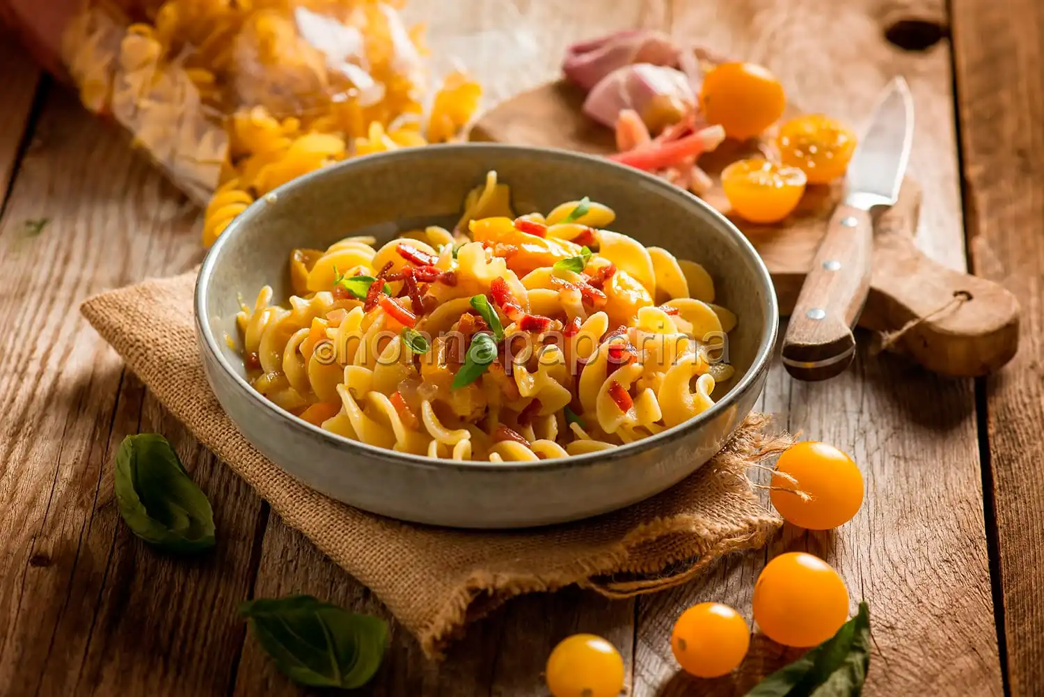 Fusilloni con passata di pomodorini gialli e speck