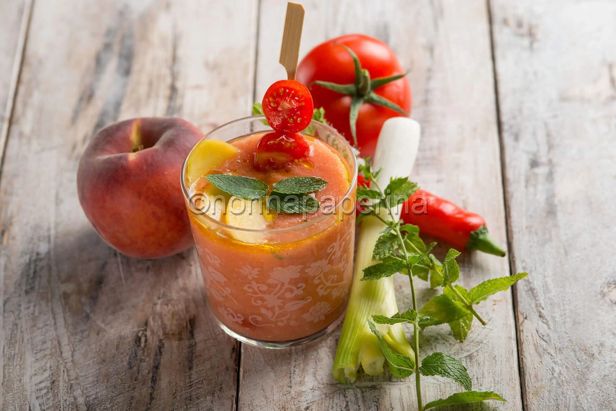 Gazpacho di pesche, una ricetta dolce e aromatica