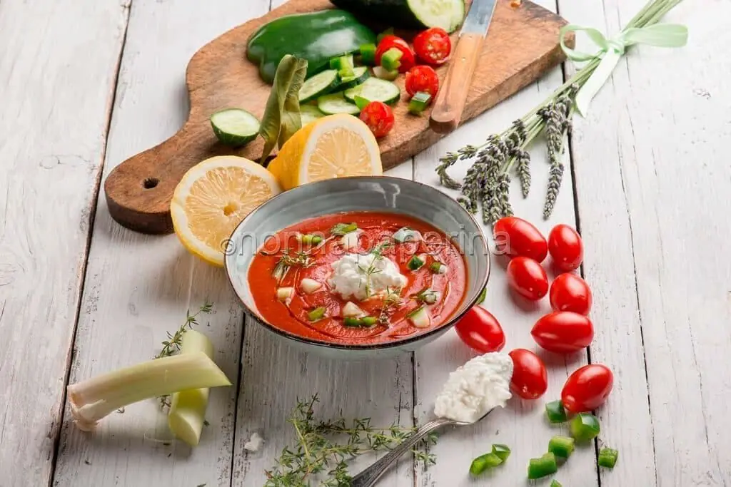 Gazpacho semplice con fiocchi di latte per un pasto rinfrescante