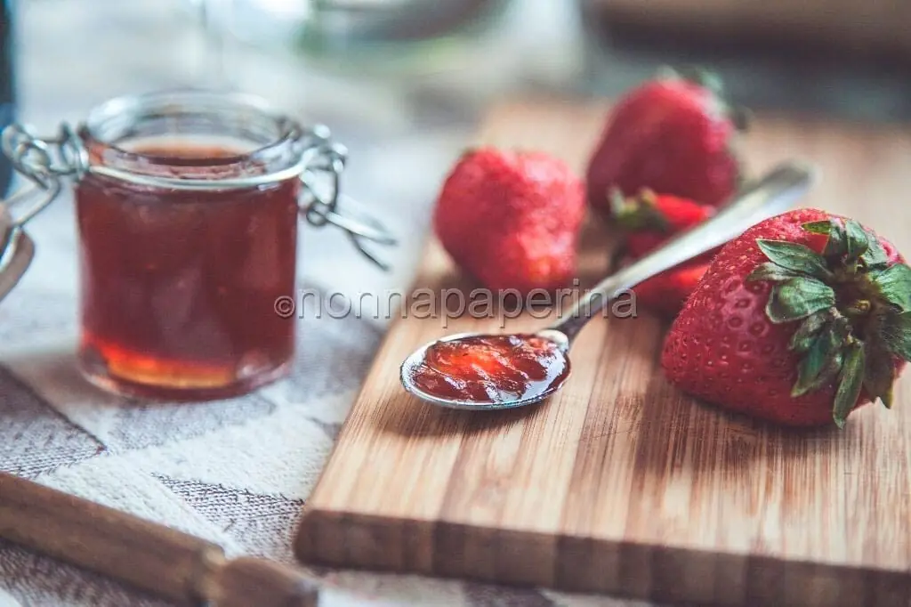 Gelatina di fragole con limone, un dessert dall’essenza inaspettata