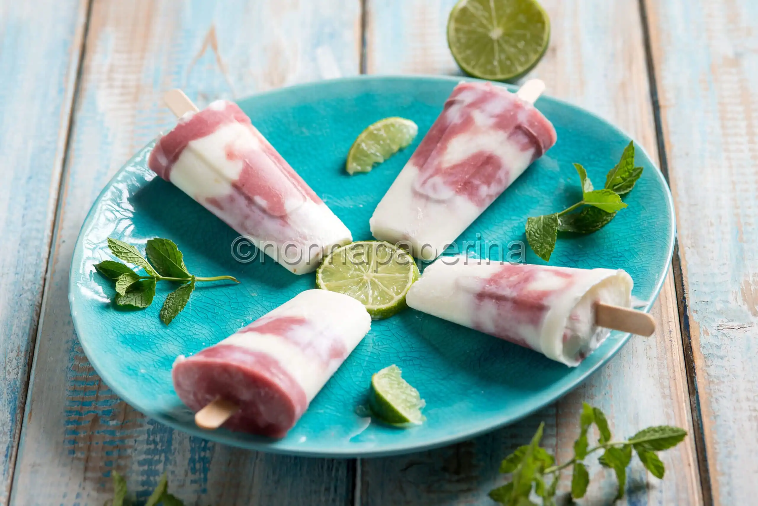 Ghiaccioli al rabarbaro e yogurt, un’idea per l’estate