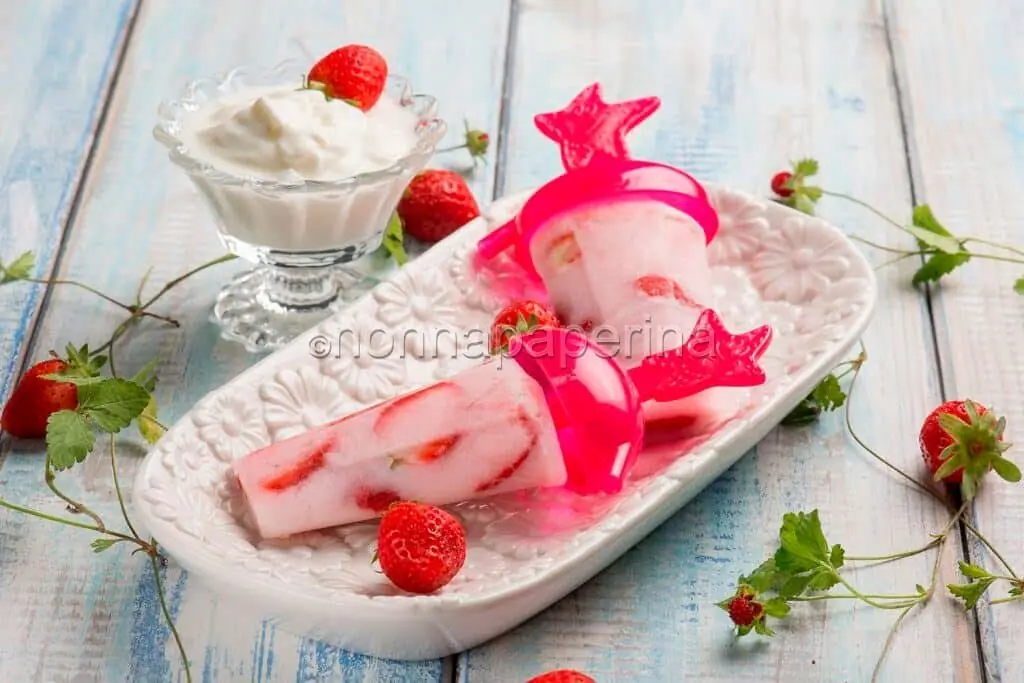 Ghiaccioli alle fragole e yogurt al cocco: allegri e golosi!