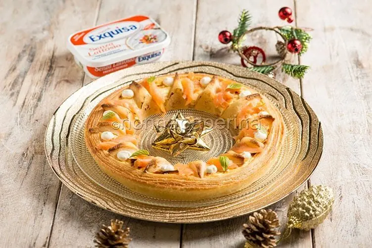 Ghirlanda di pasta sfoglia al salmone, una torta salata per l’Epifania