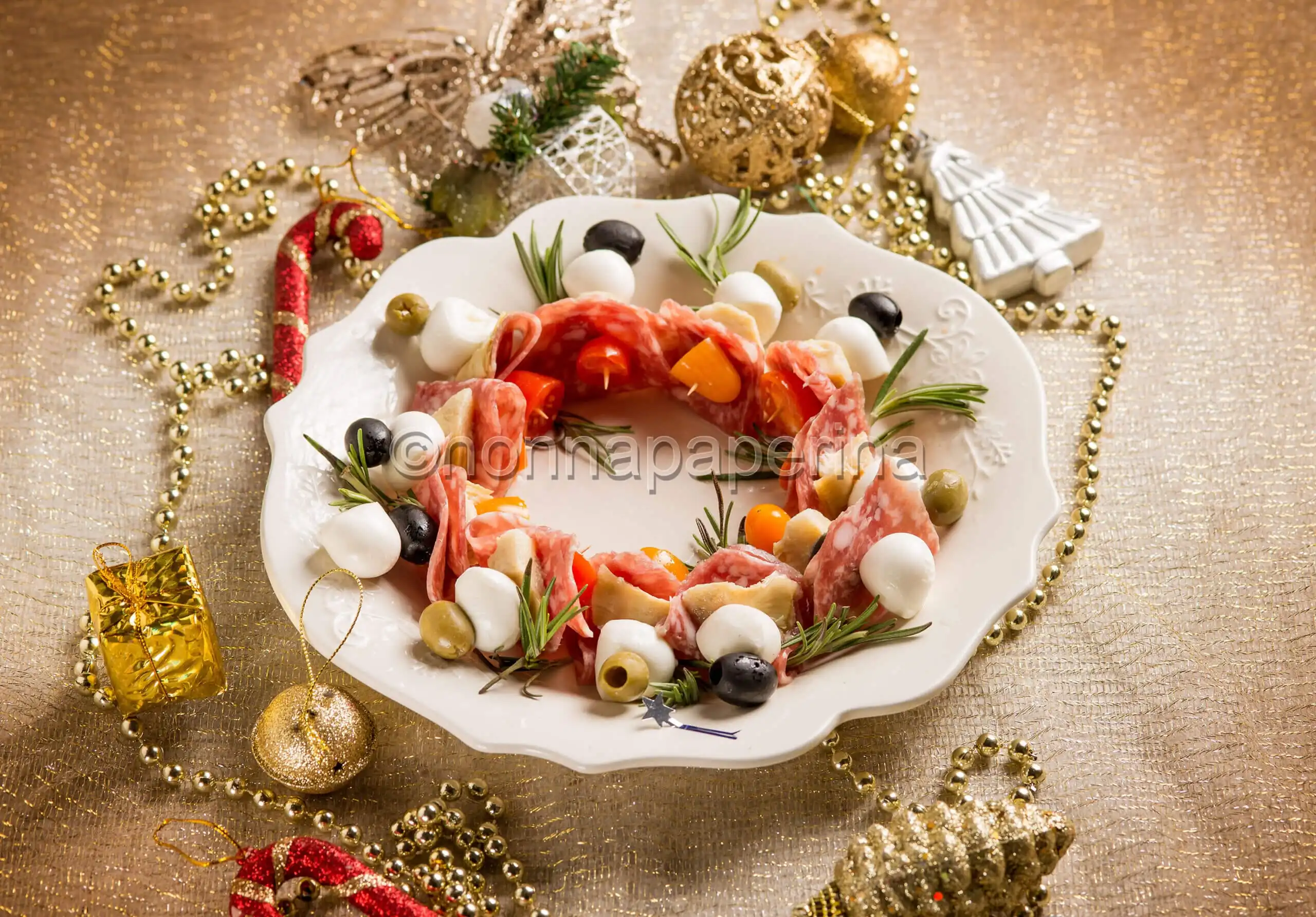 Ghirlanda di spiedini con salame, un antipasto di classe