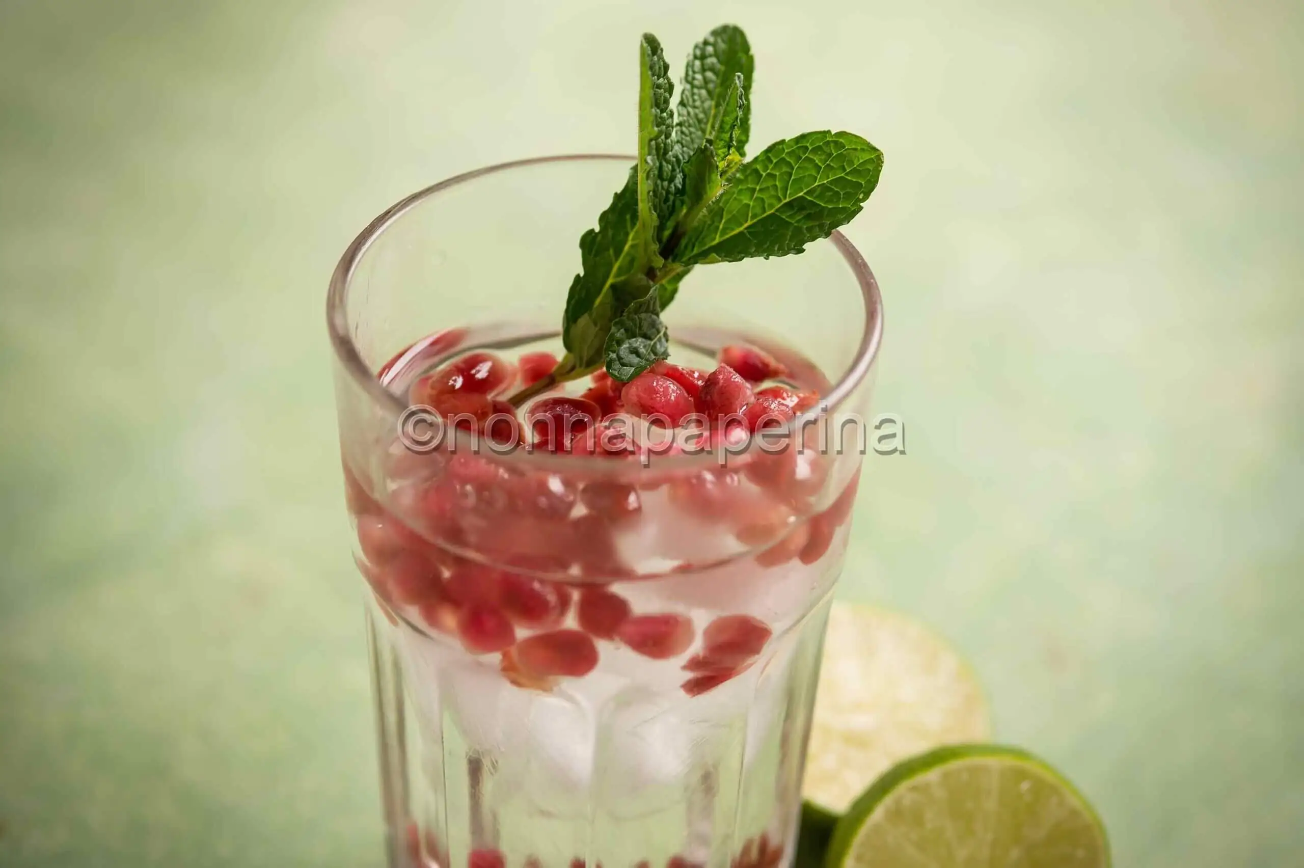 Gin tonic analcolico al melograno, una bevanda rinfrescante