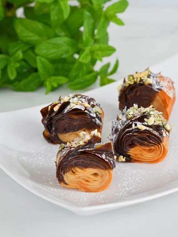 Girelle croccanti di pasta fillo con cioccolato e granella di pistacchi