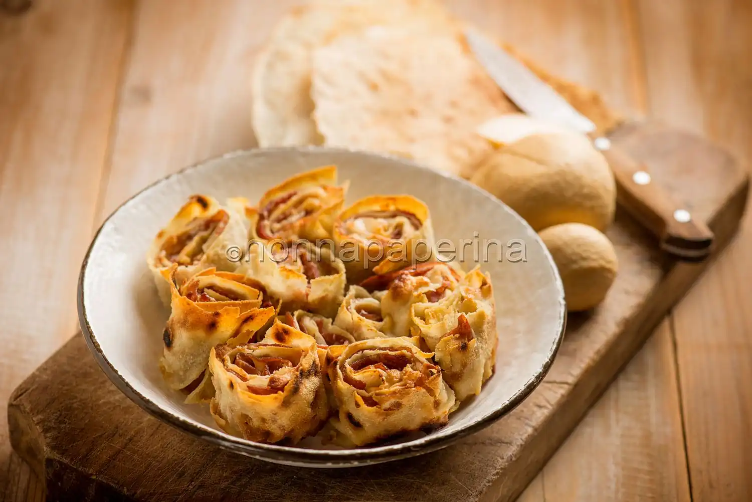 Girelle di pane carasau con prosciutto, antipasto unico
