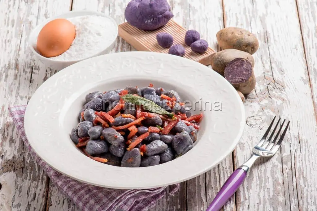 Gnocchetti di patate viola con speck: un’accoppiata vincente