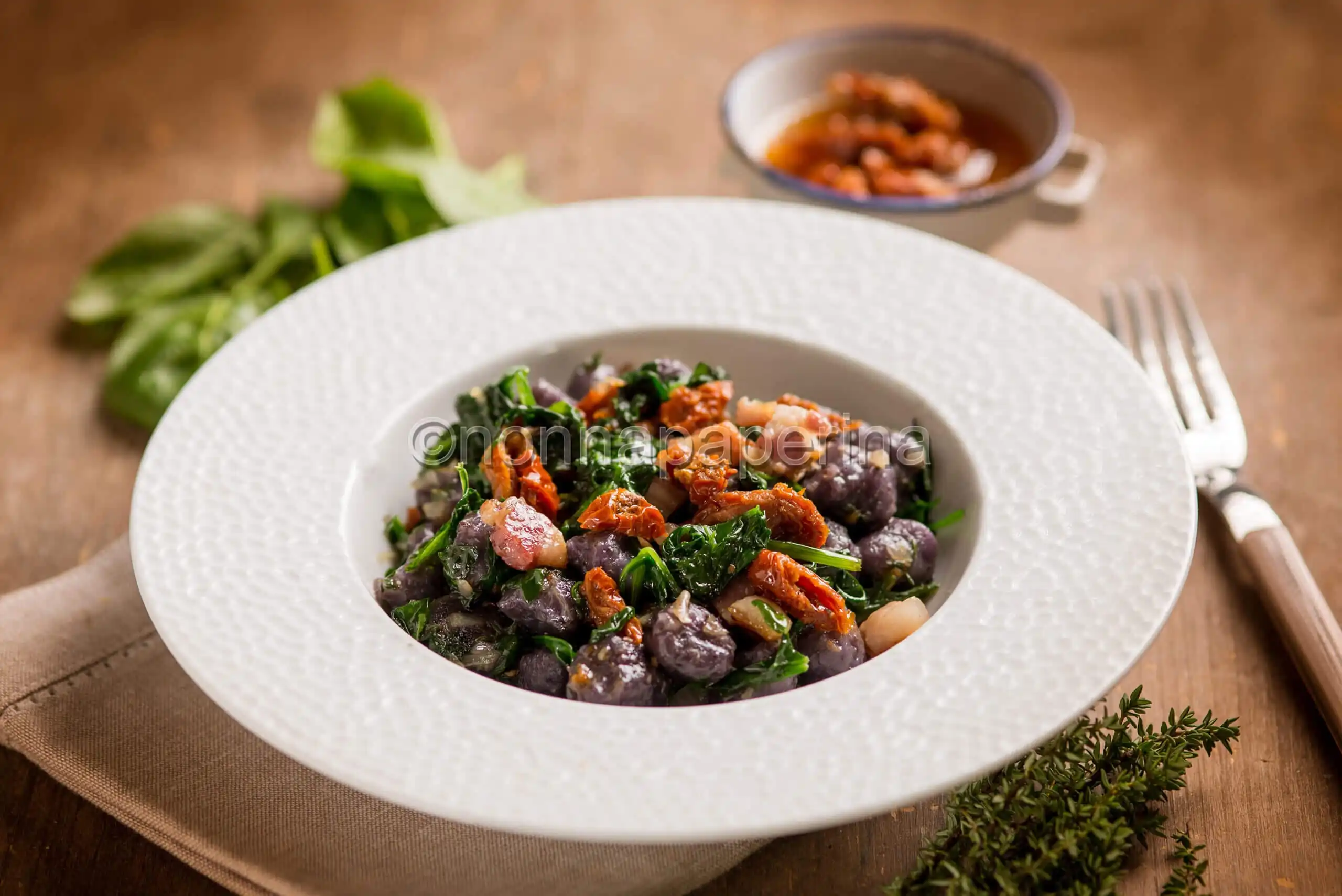 Gnocchi al bacon e spinacini, un primo completo e colorato