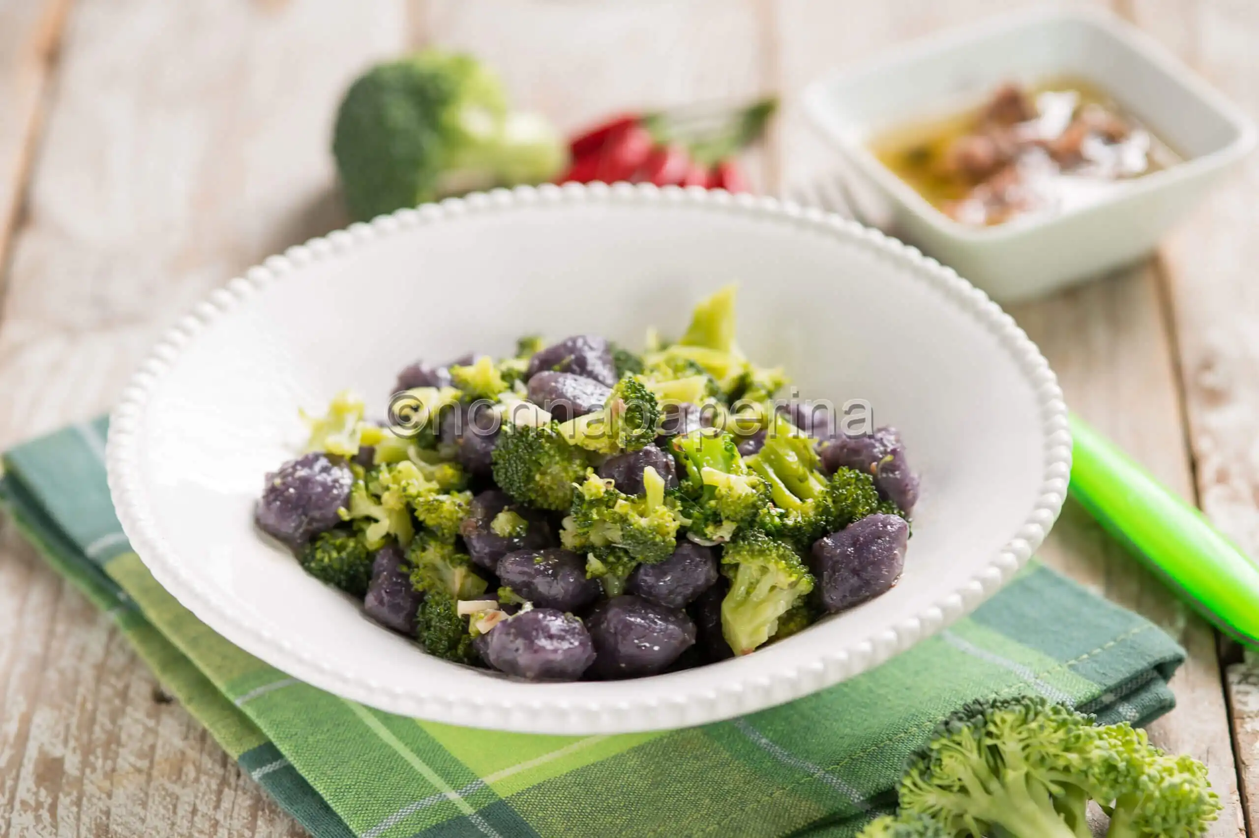Gnocchi con broccoli e acciughe, un primo leggero e colorato