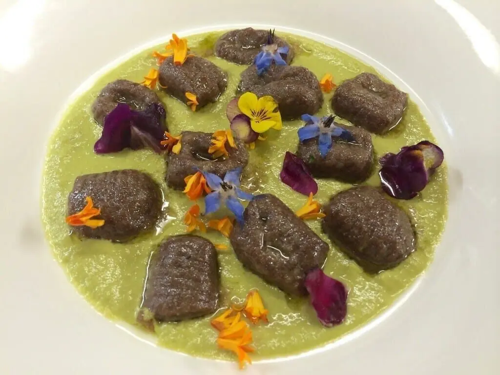 Gnocchi con farina di carrube su crema di taleggio