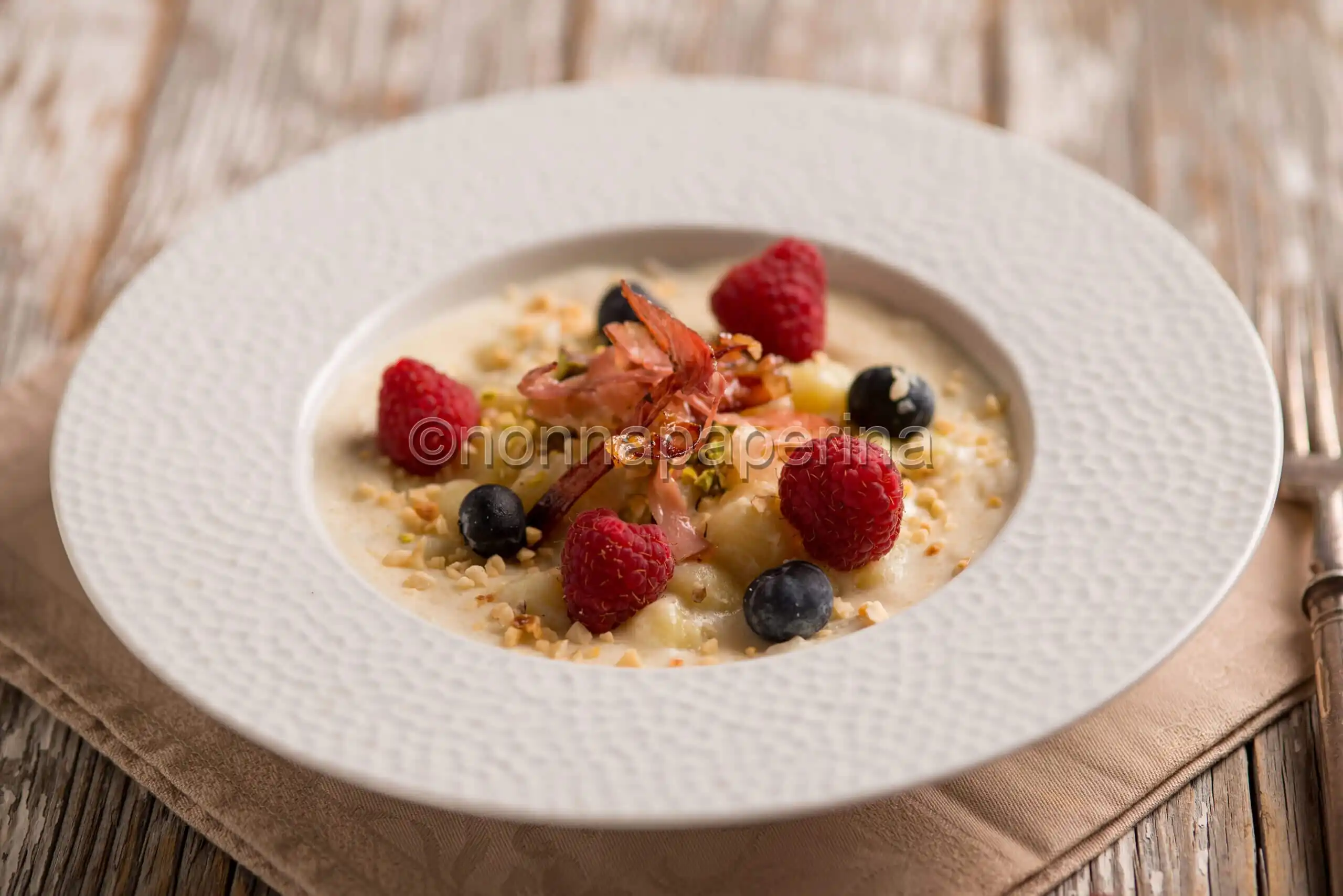 Gnocchi con gorgonzola, speck e liquirizia ( con frutta secca e sottobosco)