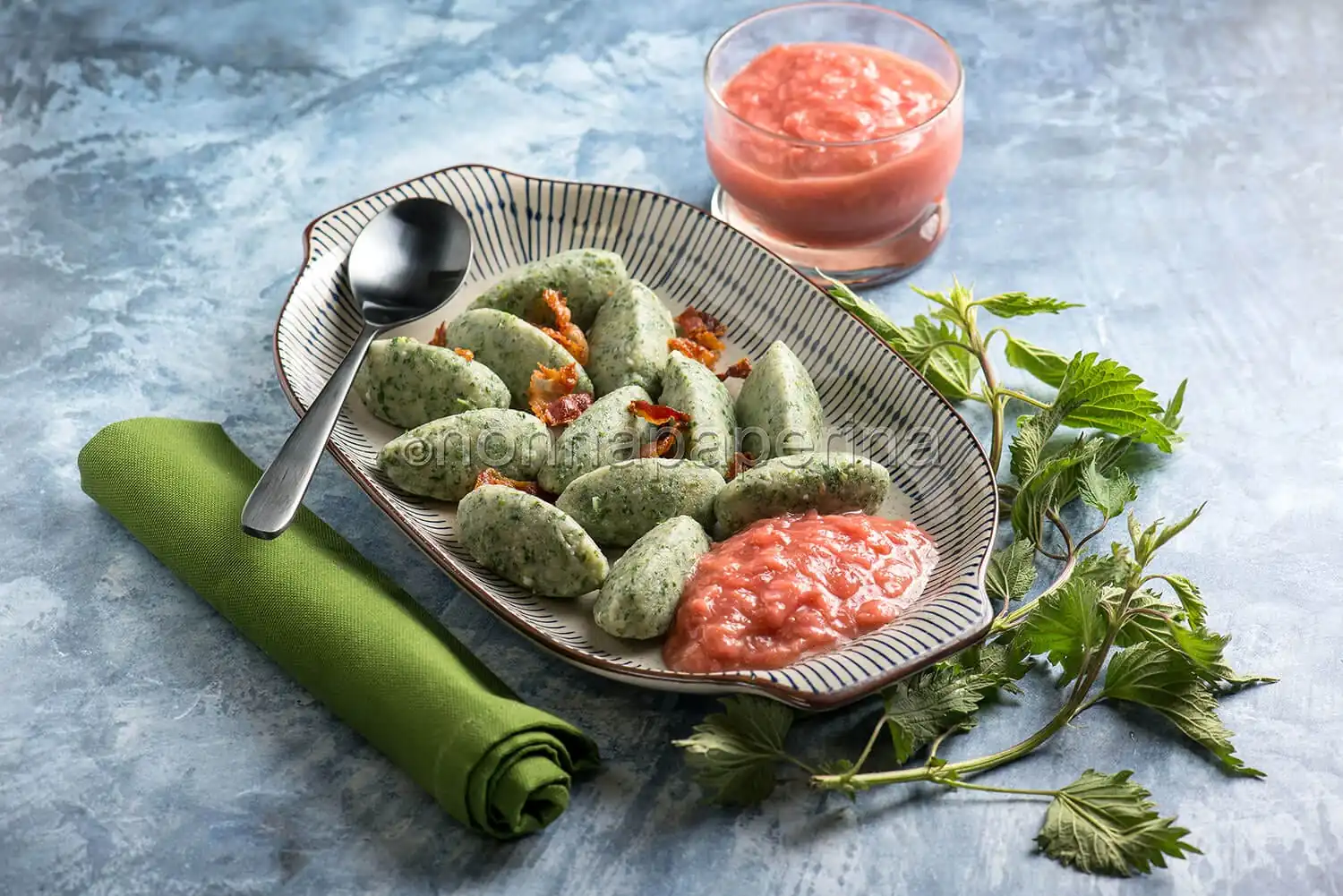 Gnocchi di ortica con rabarbaro e bacon, un pasto completo
