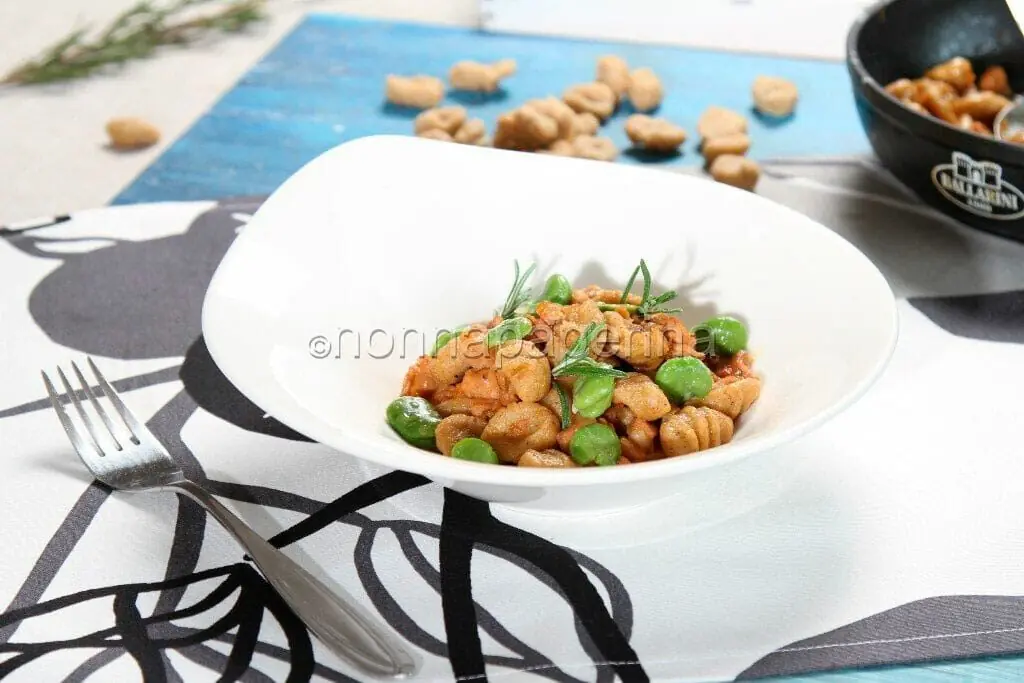 Gnocchi di pane con ragout di coniglio e fave: un pasto ricco, sostanzioso e delizioso