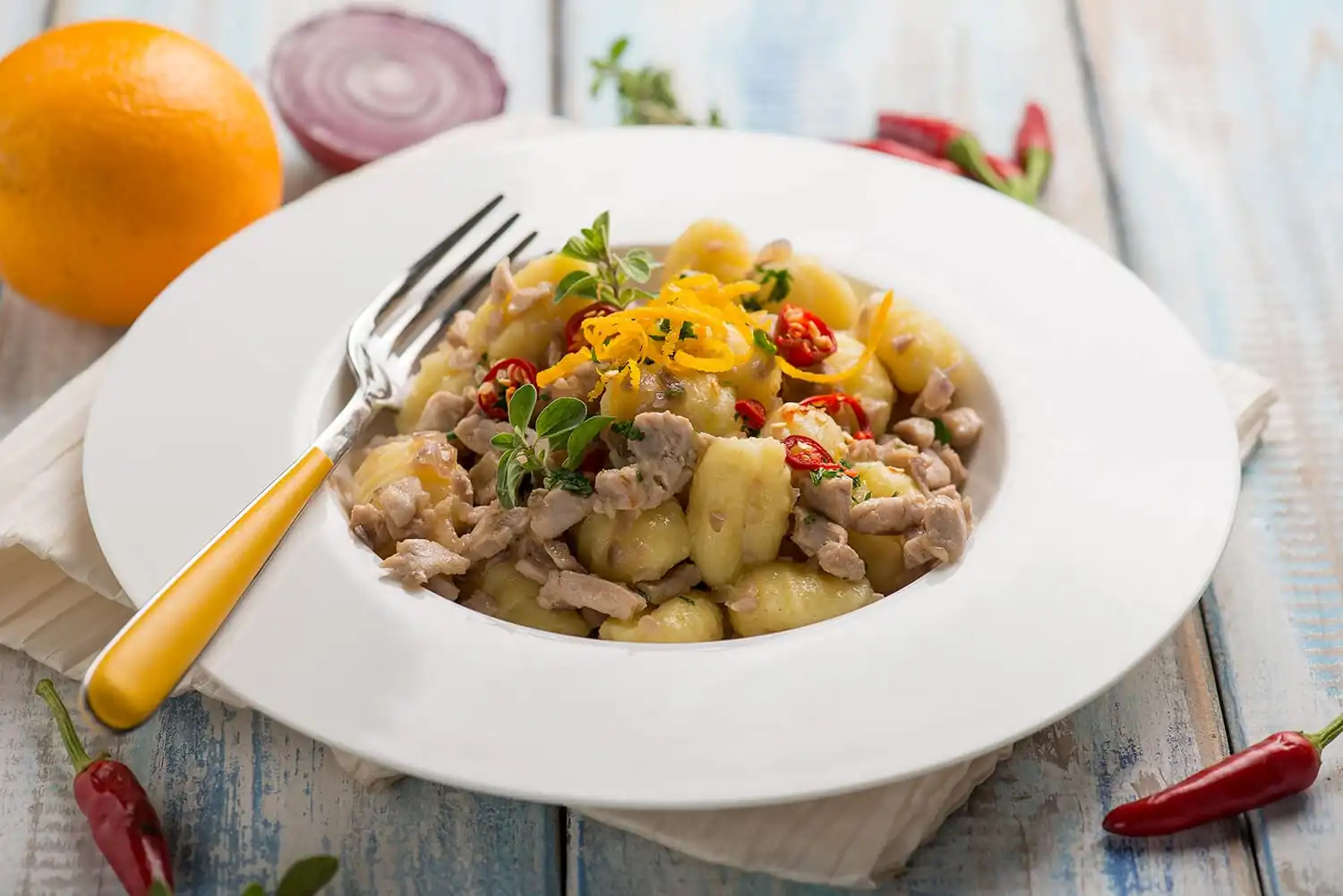 Gnocchi di patate con tonno e arancia, un primo raffinato